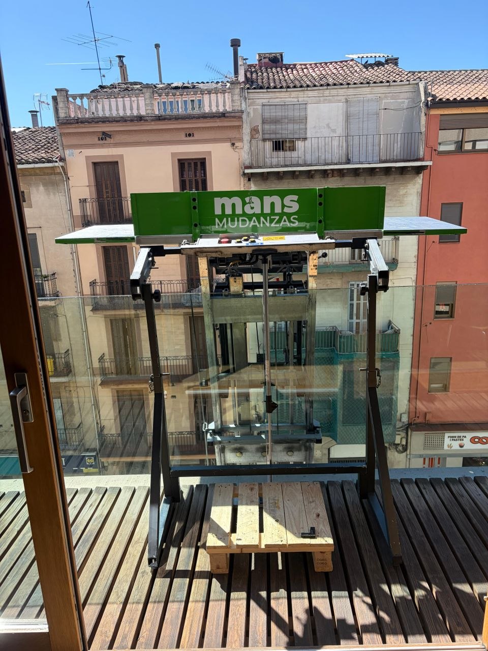 Mudanza por Fachada con Balcón de Cristal
